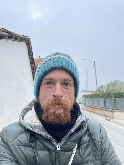 Milio con barba lunga e berretto