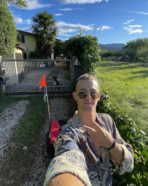 Milio parte da casa, glabro e sorridente